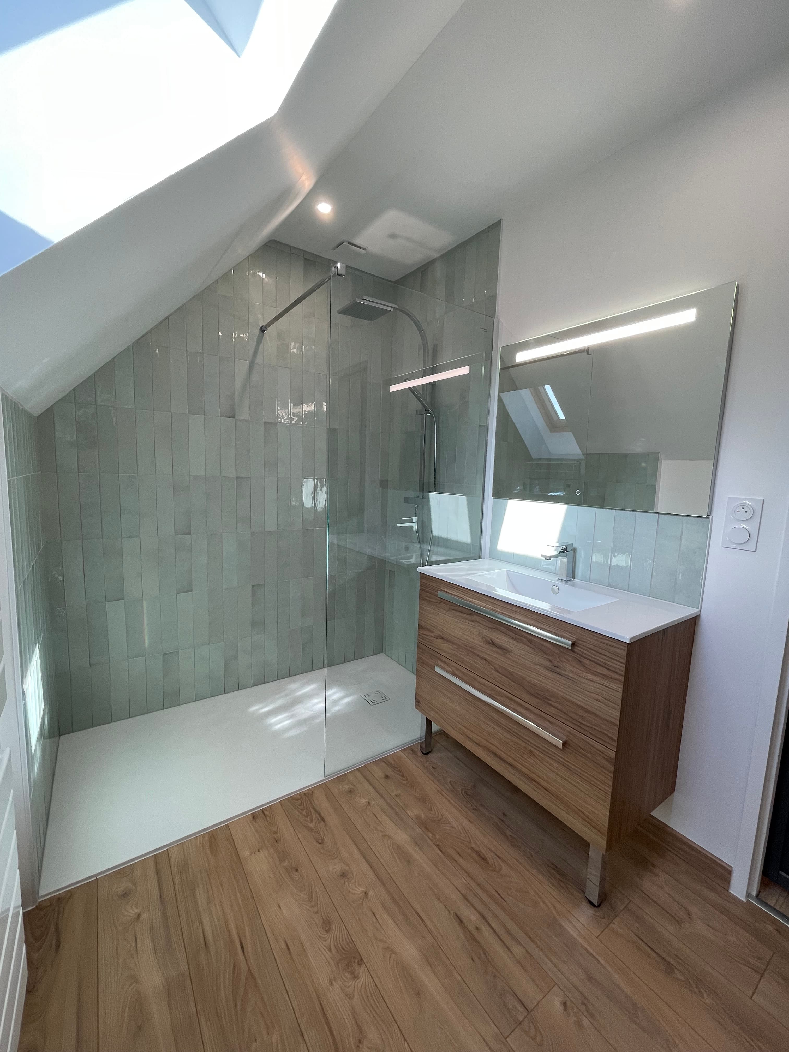 Salle de bain rénovée sous combles avec douche à l’italienne et baignoire d’angle à Rémalard-en-Perche